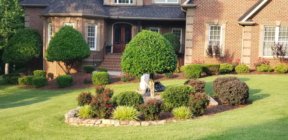 Custom lawn mowing service in Charlotte, NC - Carolina-Metro Landscape