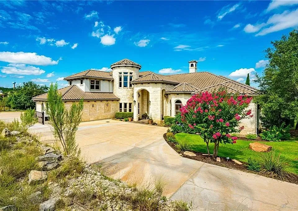 Trusted lawn mowing service experts serving Pflugerville, TX - Cash White Design