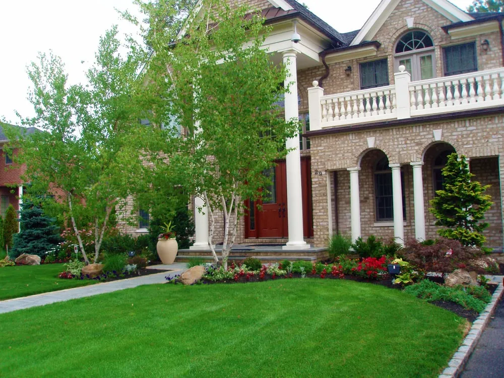 Expert garden landscaping in Selma, CA by Castellanos Service