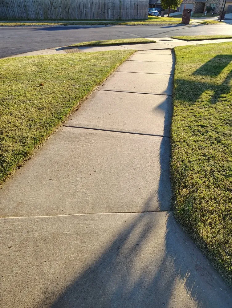 Professional yard maintenance in Springdale, AR by Castillo Lawn Care