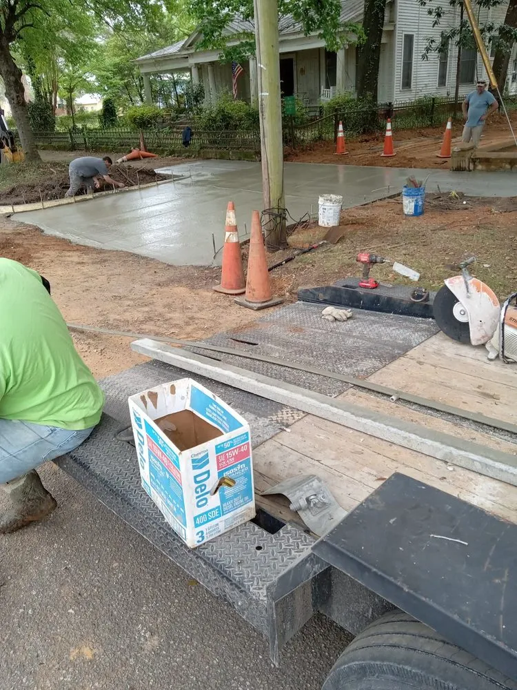 Custom yard maintenance in Plantersville, AL - Caver An Crew Landscaping