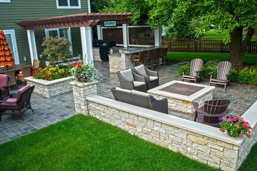 Custom lawn care service experts serving Naperville, IL - CB Conlin Landscapes