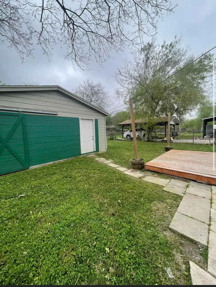 Local lawn care service for residential properties in Corpus Christi, TX by CC Lawn Barbers