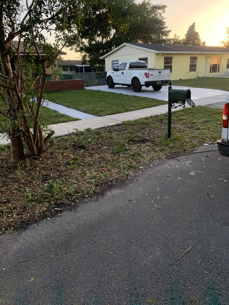 Reliable lawn mowing service experts serving Lauderdale Lakes, FL - CCC lawn care & Trash Pick-up