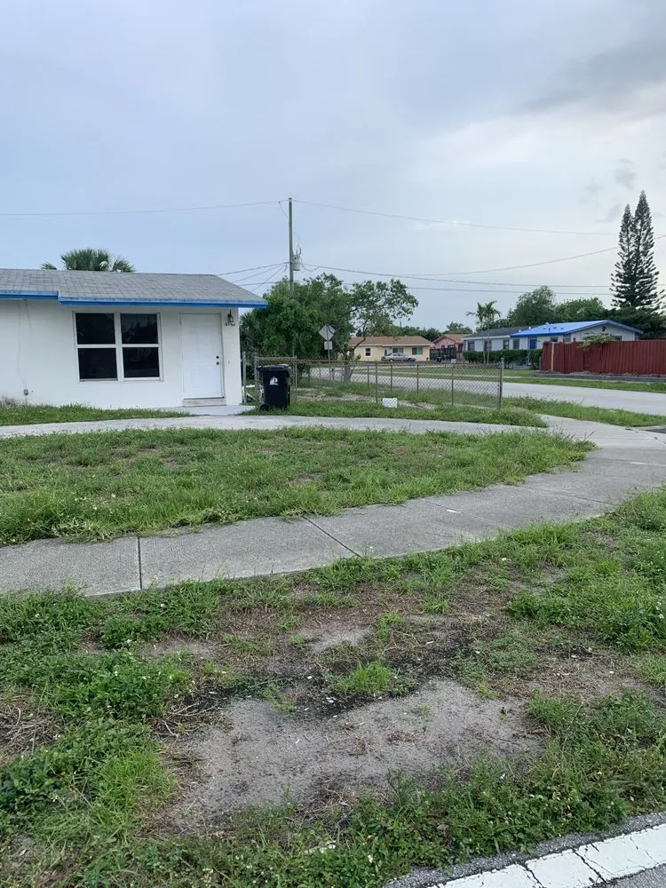 Expert landscaping services experts serving Lauderdale Lakes, FL - CCC lawn care & Trash Pick-up