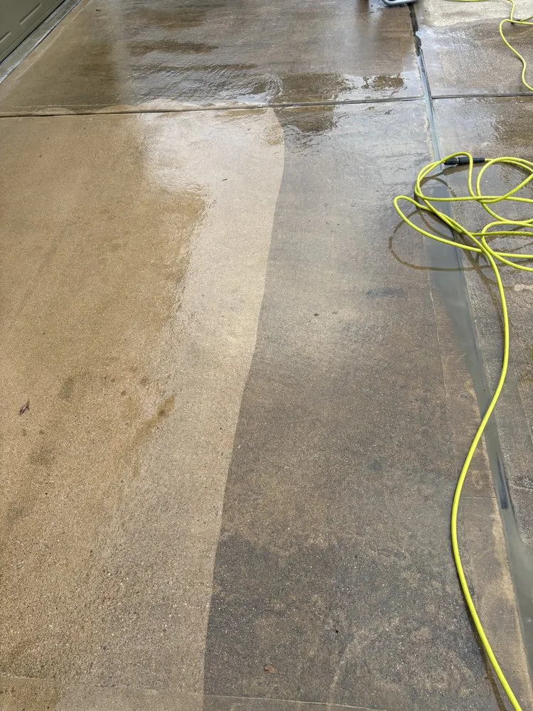 Professional lawn mowing service in Rosharon, TX - CD Services