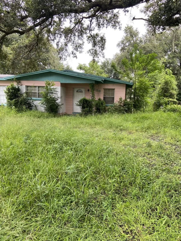 Local lawn mowing service in Tampa, FL - Cedric Washington’s Landscaping