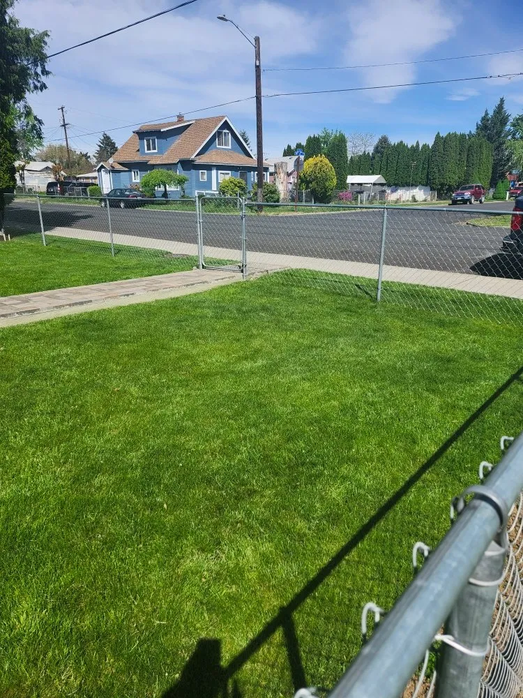 Trusted lawn care service with custom design across Yakima, WA - Cercas Y Yardas Ignacio