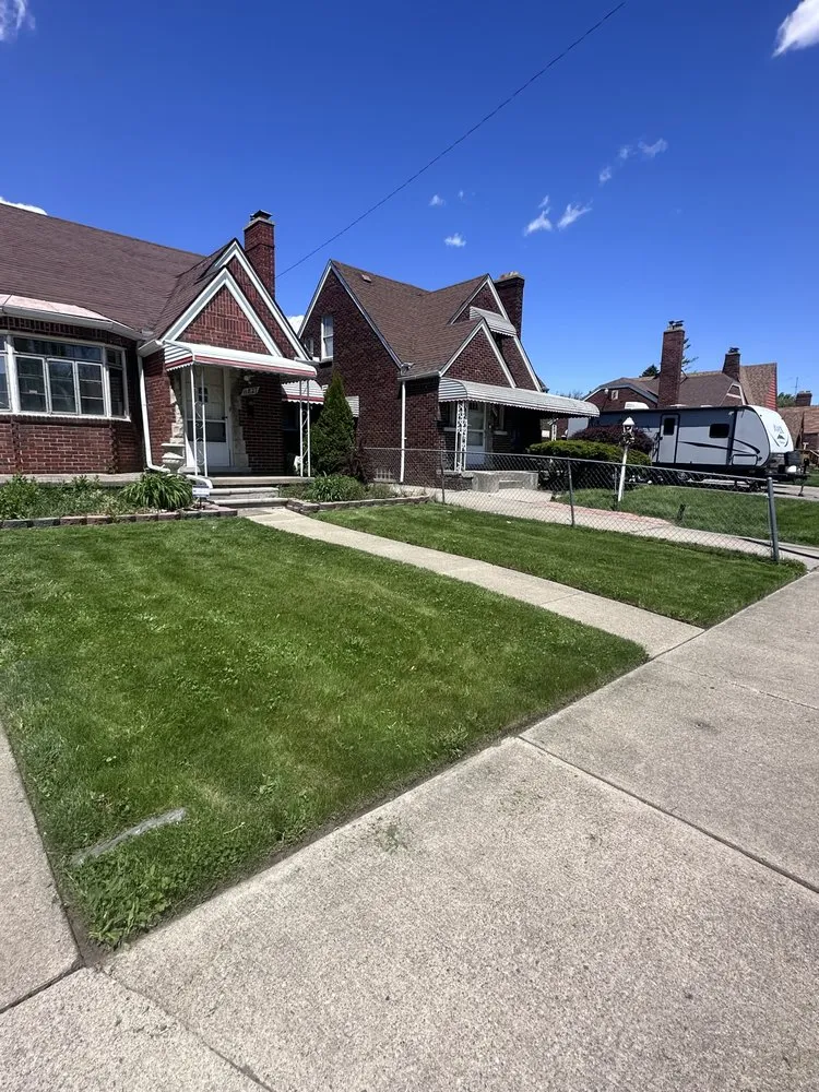 Professional garden landscaping in Warren, MI by Certified Cuts