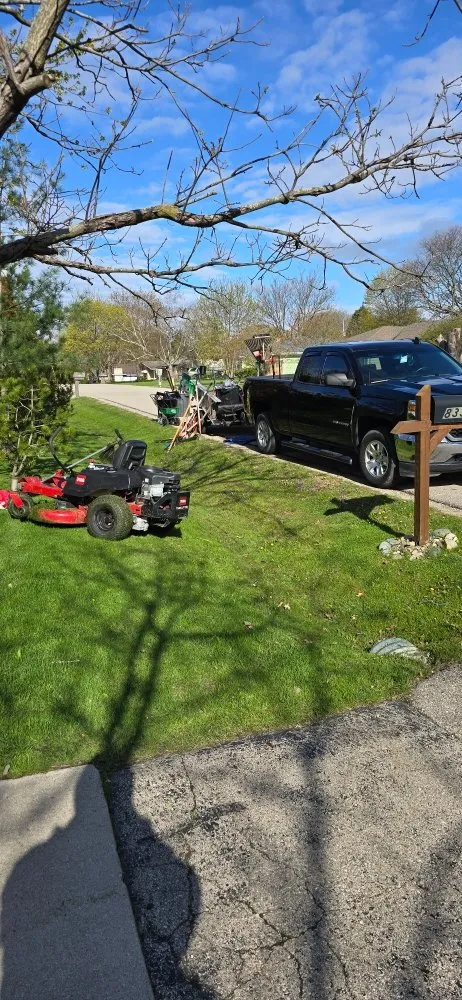 Reliable lawn mowing service in Kenosha, WI - Cesar Cisneros