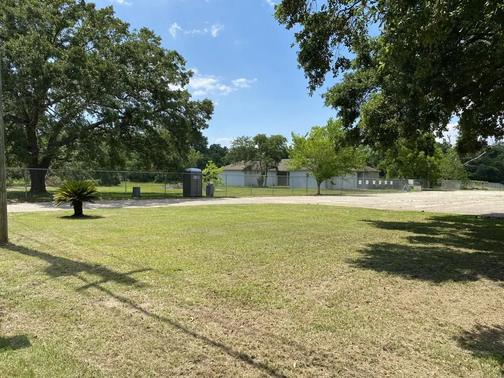 Custom yard maintenance experts serving Fairhope, AL - Challenger Lawncare and Landscaping