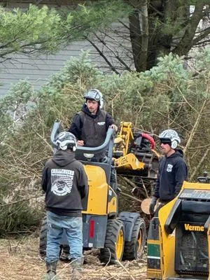 Challengers Tree Service Logo