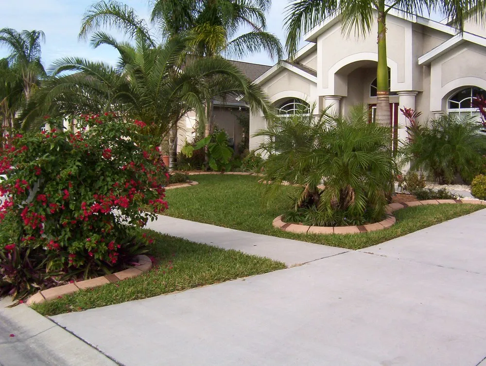 Professional lawn mowing service experts serving Wesley Chapel, FL - Chapel Curbz