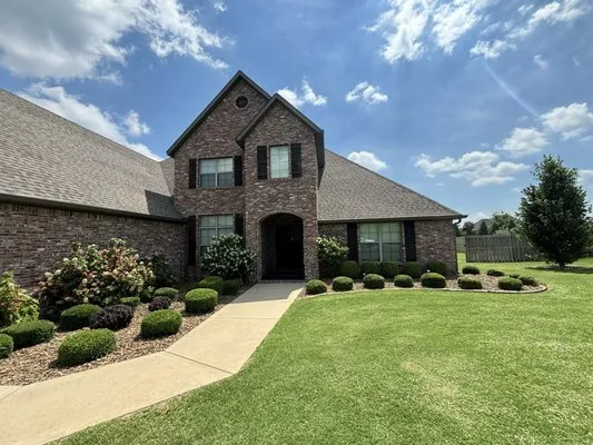 Charlys Lawn Care Logo