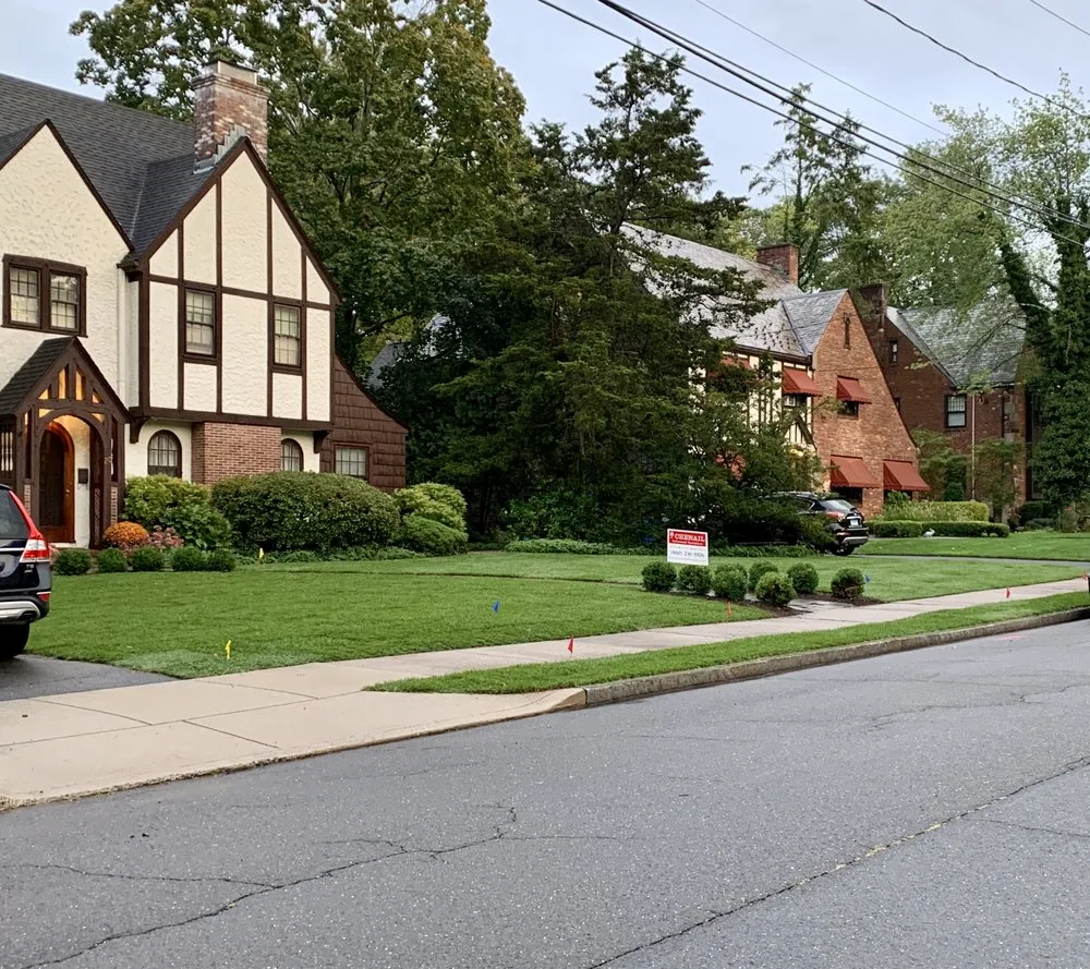 Local yard cleanup service for residential properties across West Hartford, CT - Chenail