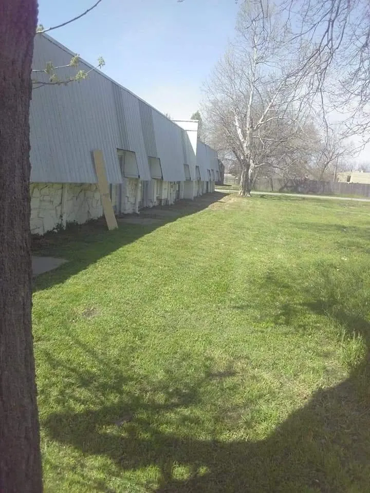 Local yard cleanup service experts serving Broken Arrow, OK - Chosen Hands Total Lawn and Landscape