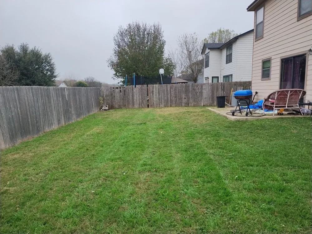 Local lawn mowing service in Luling, TX - Chris Anthony's Lawn Service