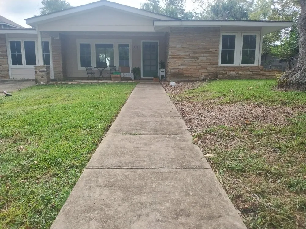 Local outdoor landscaping for homes in Luling, TX by Chris Anthony's Lawn Service