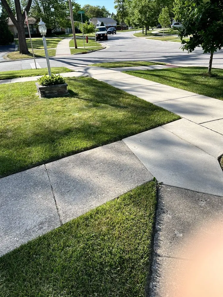 Top-rated lawn care service in Chicago, IL by Chris Scaping
