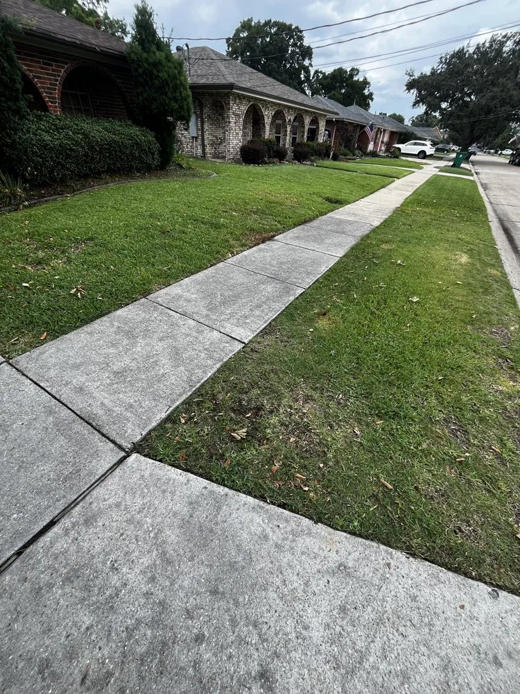 Top-rated lawn care service with custom design across River Ridge, LA - Christ’s creations lawn care services