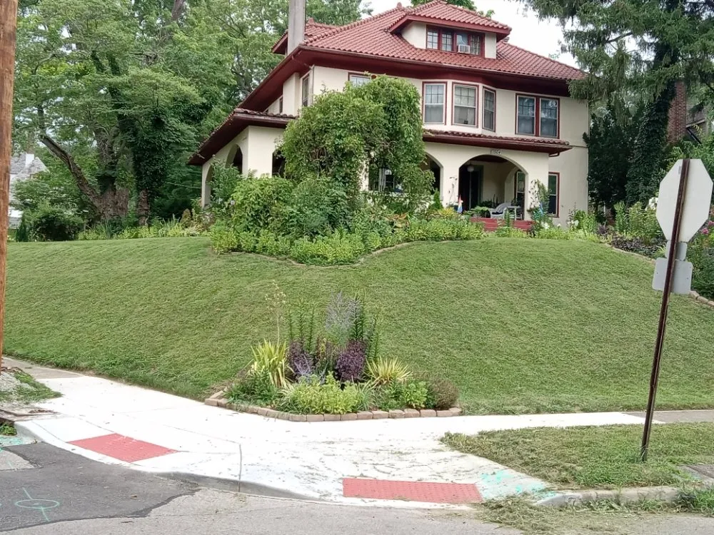 Custom lawn mowing service for homes across Dayton, OH - CK LAWNCARE SERVICE & LANDSCAPING