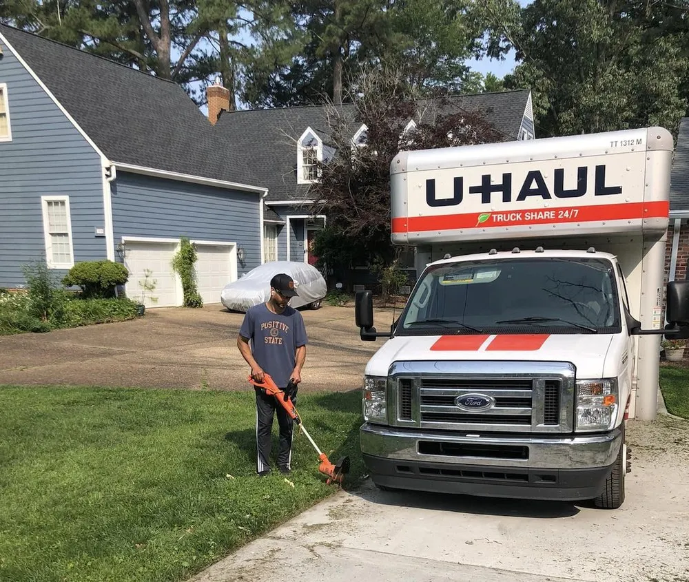 Affordable yard maintenance for beautiful yards in Norfolk, VA by Clean & Fresh Cleaning Service