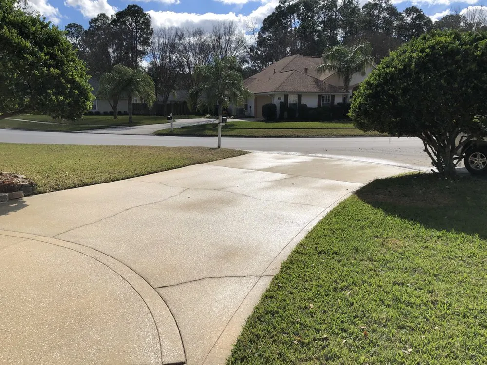 Expert yard maintenance experts serving Jacksonville, FL - Clean Again Powerwash