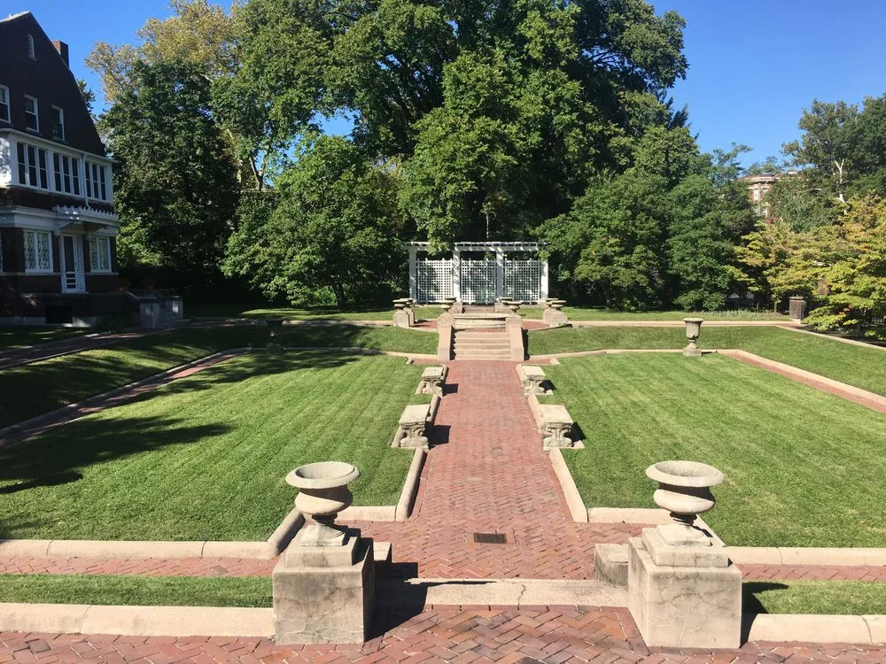 Expert garden landscaping in Saint Louis, MO - Clean Air Lawn Care