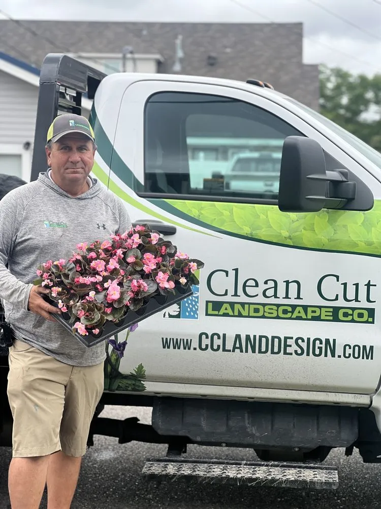 Reliable yard maintenance in Kenner, LA by Clean Cut Landscape Co.