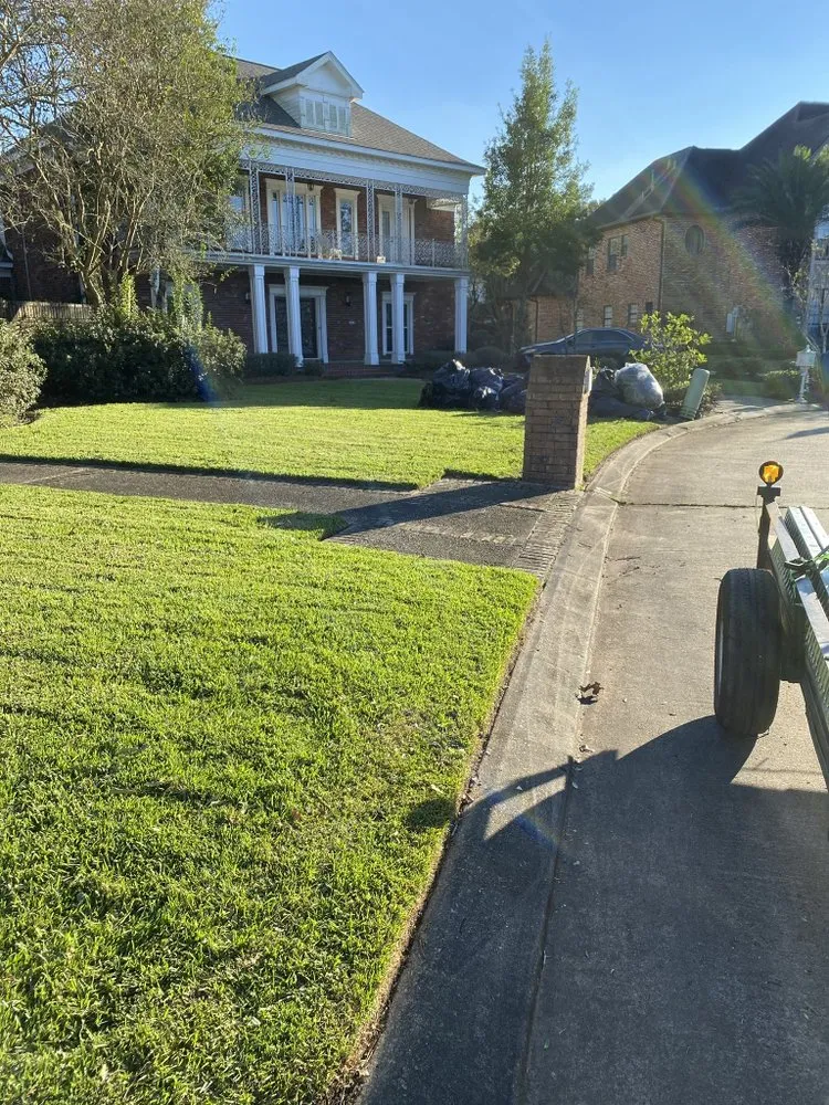 Local lawn mowing service in New Orleans, LA by Clean Leaf Lawn Services