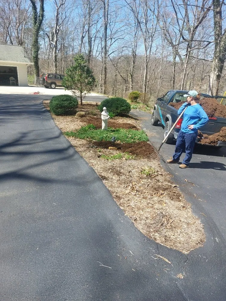 Trusted landscape installation for beautiful yards across Oak Ridge, TN - Clean Up Lawn Service