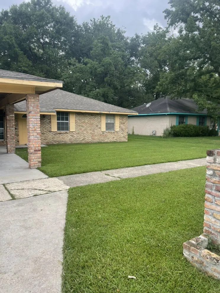 Affordable lawn care service for homes in Baton Rouge, LA by Cleaning The Earth