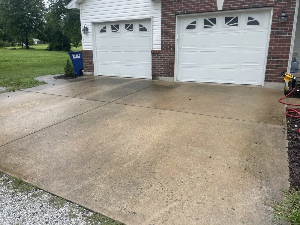 Affordable lawn care service experts serving Moscow Mills, MO - ClearView Cleaners