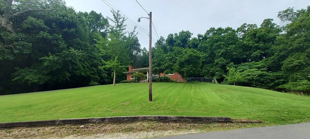 Professional yard maintenance in Louisville, KY by Clip It Clean It Lawn Care