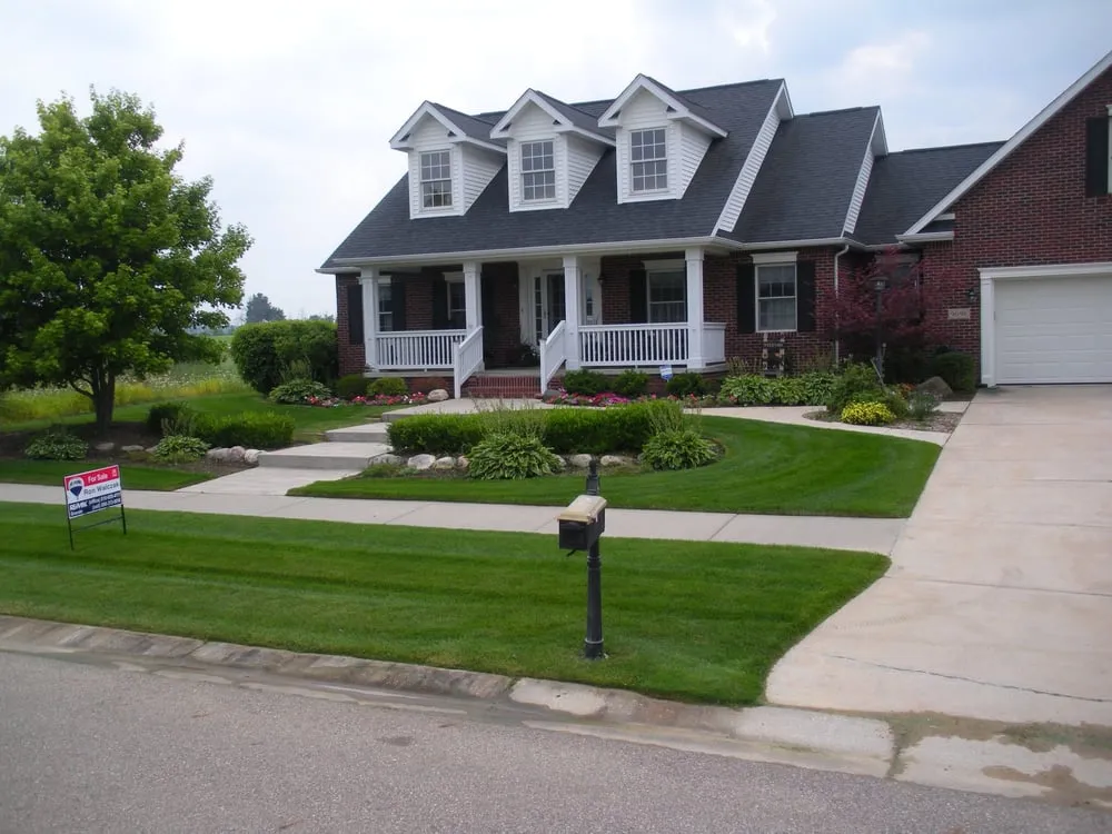 Expert outdoor landscaping for beautiful yards in Davison, MI by Clip'N'Dales