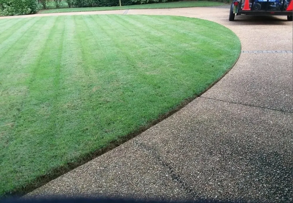 Professional yard maintenance experts serving Mobile, AL - Clips Lawn Care