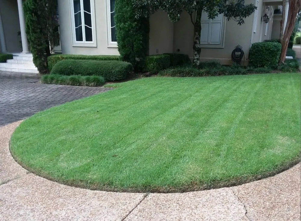 Custom lawn care service experts serving Mobile, AL - Clips Lawn Care