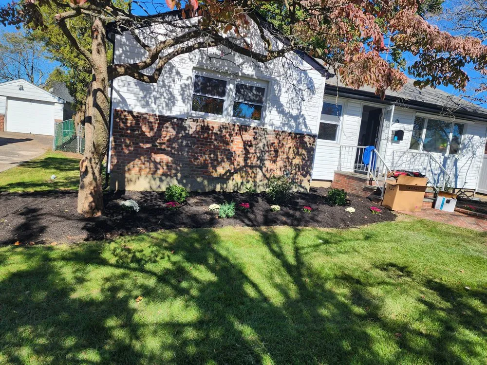 Custom lawn mowing service for homes in New York, NY by Clover's Landscaping