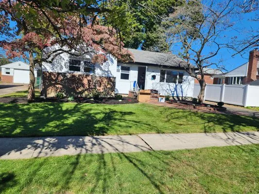 Clover's Landscaping Logo