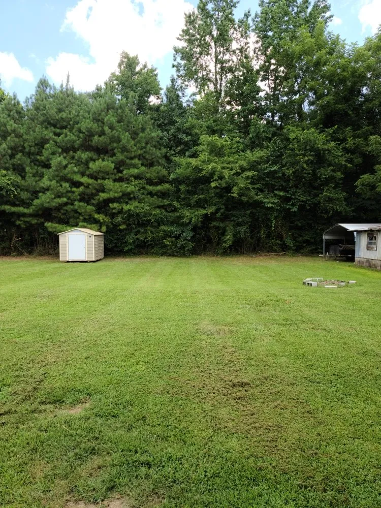 Local yard cleanup service for beautiful yards in Bonifay, FL by Clover’s Lawn Care