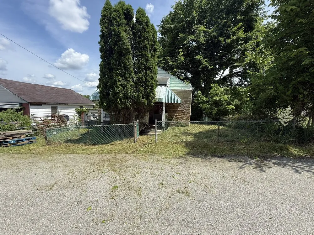 Local yard maintenance for homes in Claysville, PA by Clutter