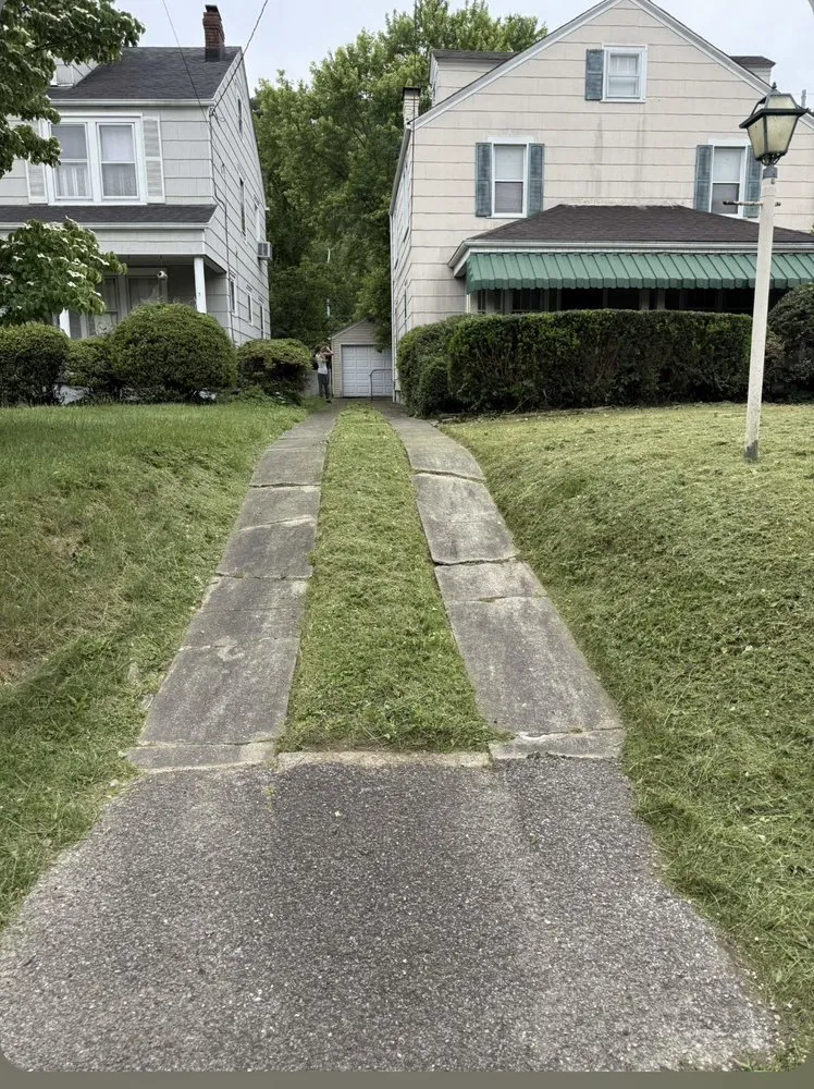 Local lawn care service in Charleston, WV by Cna Lawncare
