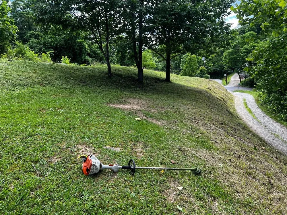 Local lawn care service experts serving Charleston, WV - Cna Lawncare