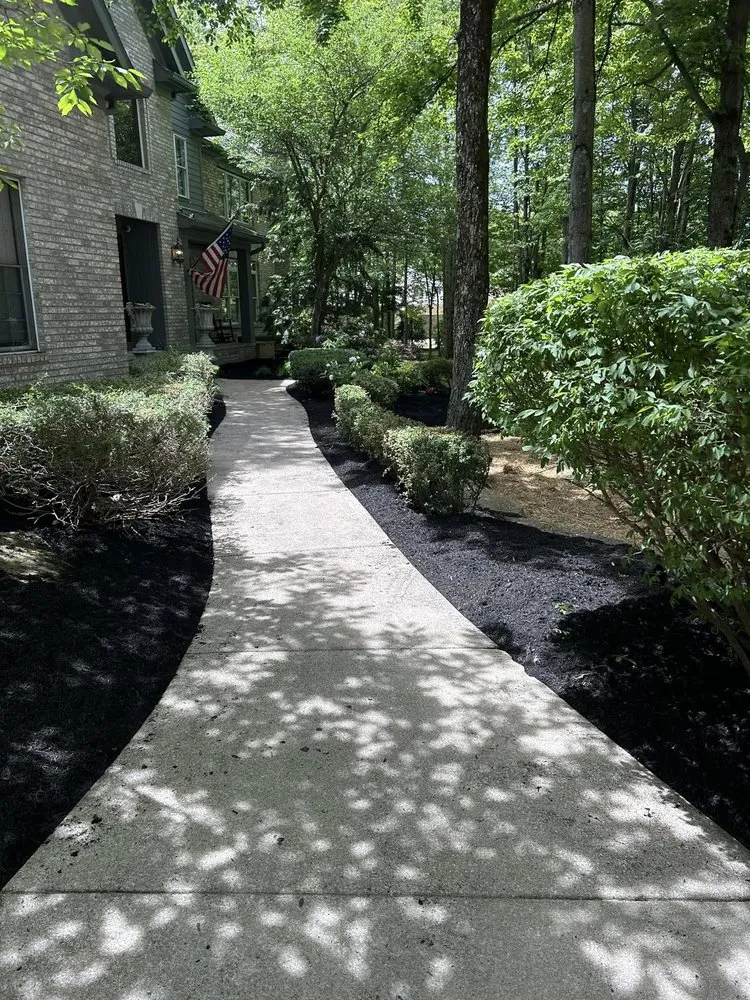Reliable garden landscaping in Warren, OH by CNW Lawncare