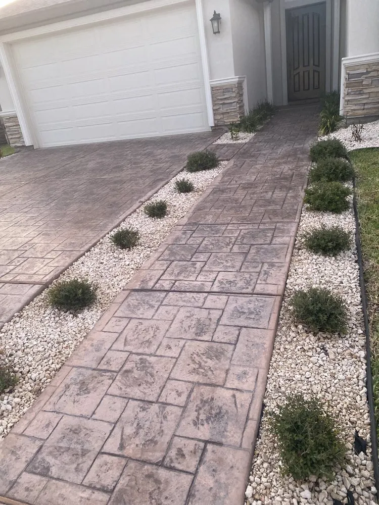 Custom garden landscaping in Palmhurst, TX - Cobos Landscaping
