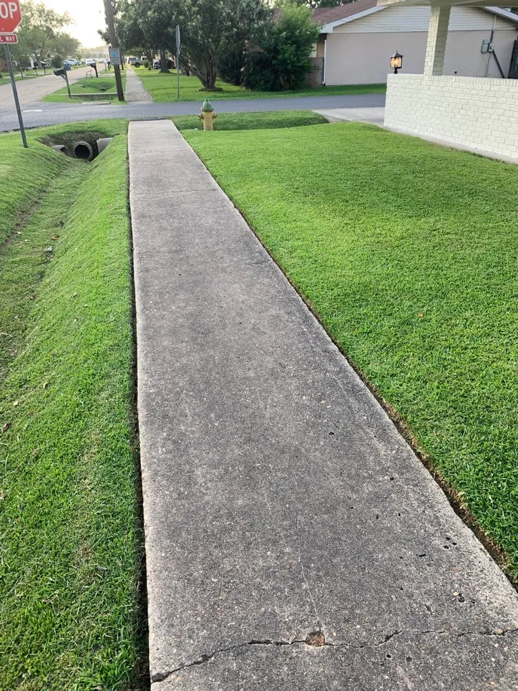 Reliable garden landscaping for year-round maintenance across Lafayette, LA - Coco's Lawn Care