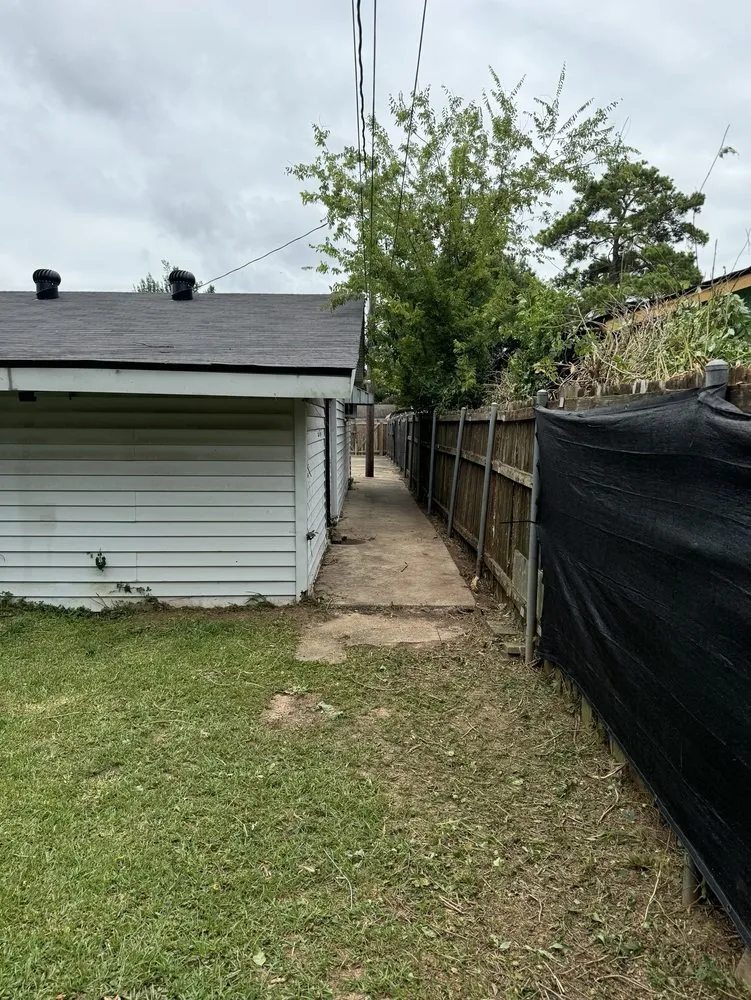 Professional yard cleanup service for homes in Shreveport, LA by College Guys 4 Hire