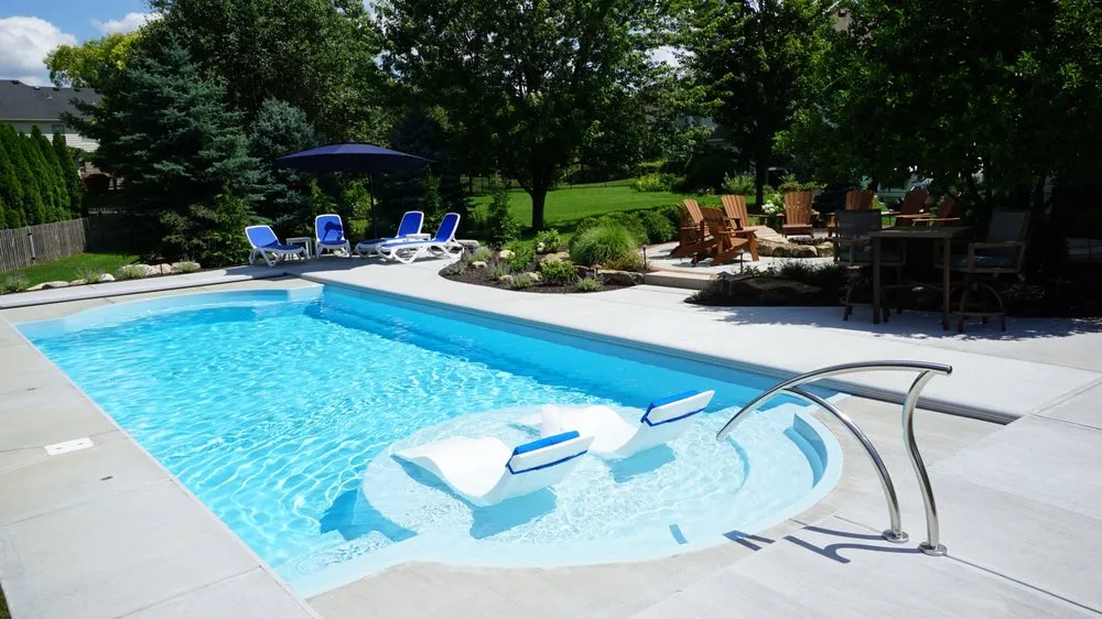 Professional garden landscaping in Newburgh, IN by Colonial Classics