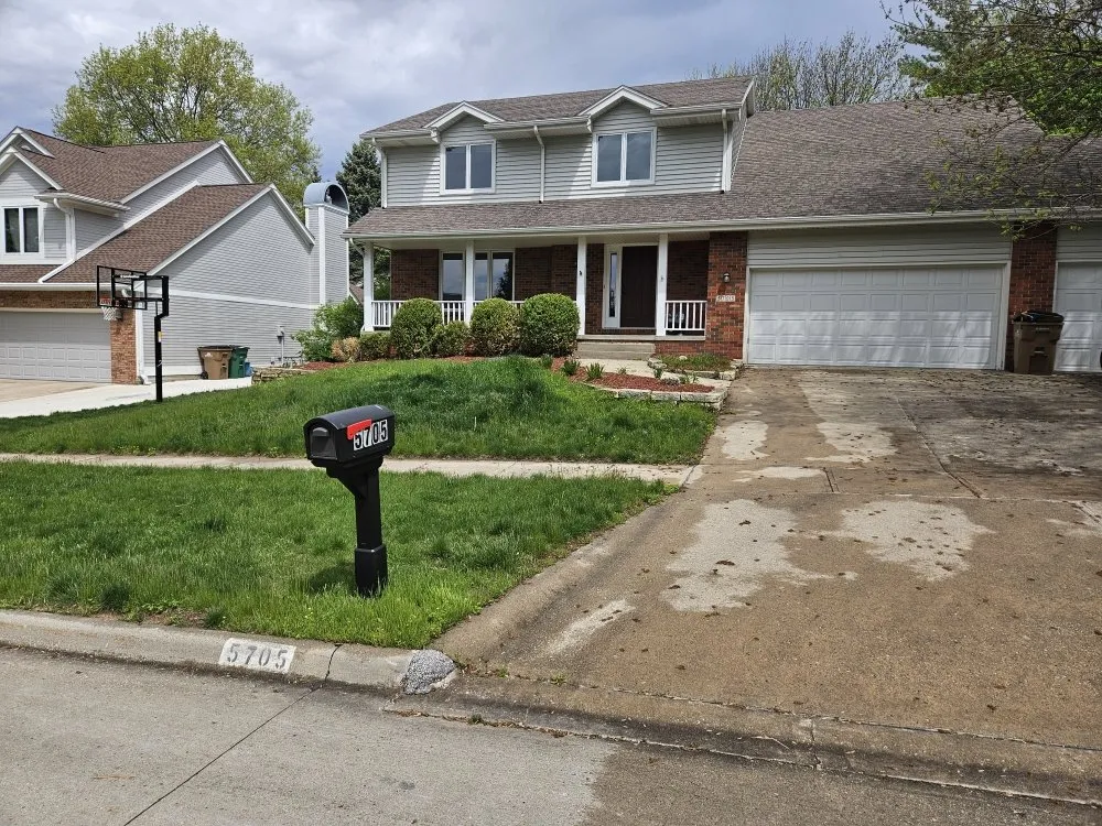 Local garden landscaping in Des Moines, IA by Colyn Lawn Care Services