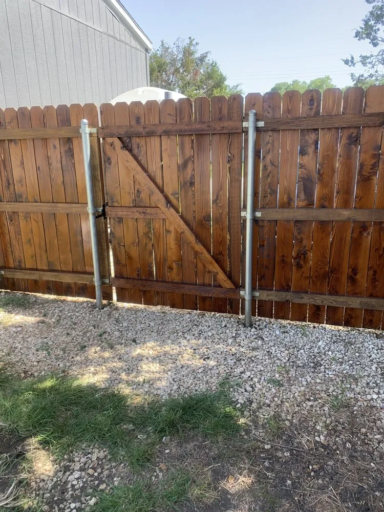 Affordable yard maintenance in Killeen, TX - Combat Muscle Fence and Stain